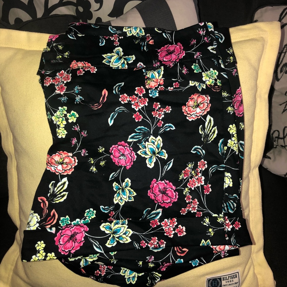Torrid sz 20 Black/floral Sateen shorts